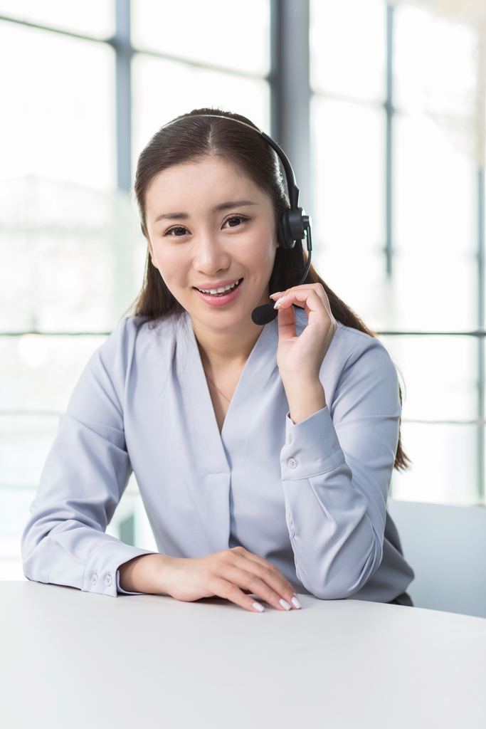 女客服在接听热线电话图片