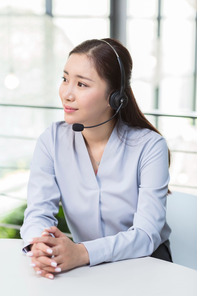 女客服在接听热线电话图片