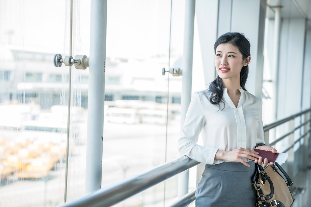 年轻商务女士在机场图片