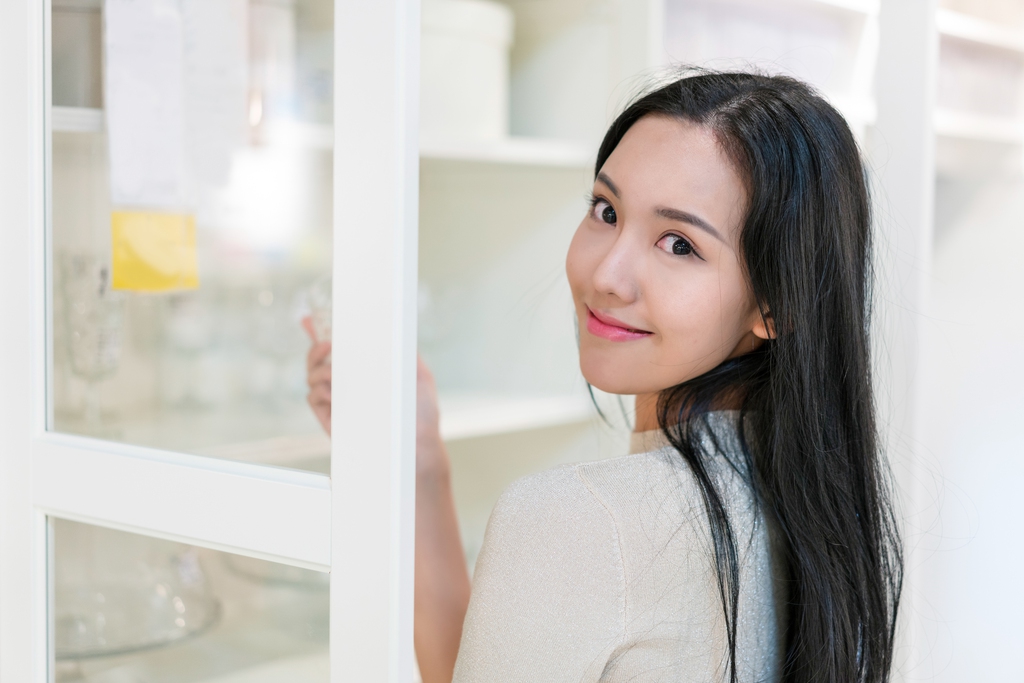 年轻女子逛家具市场