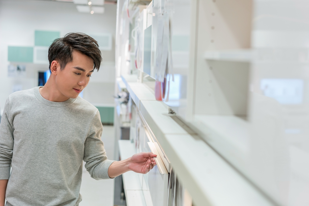 年轻男子挑选家具