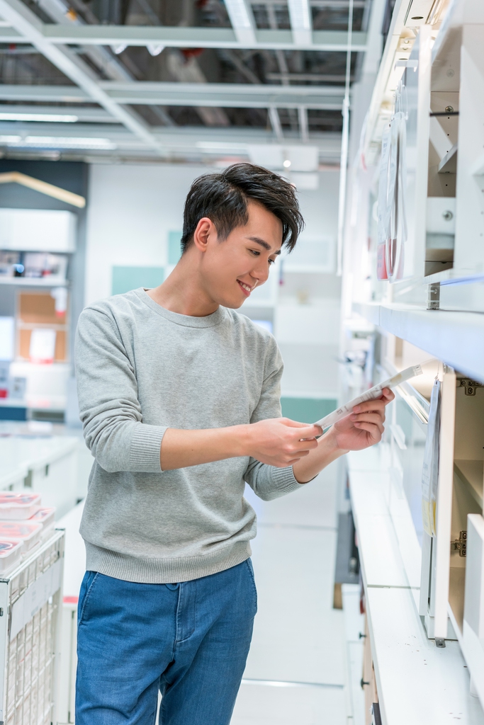 年轻男子挑选家具图片