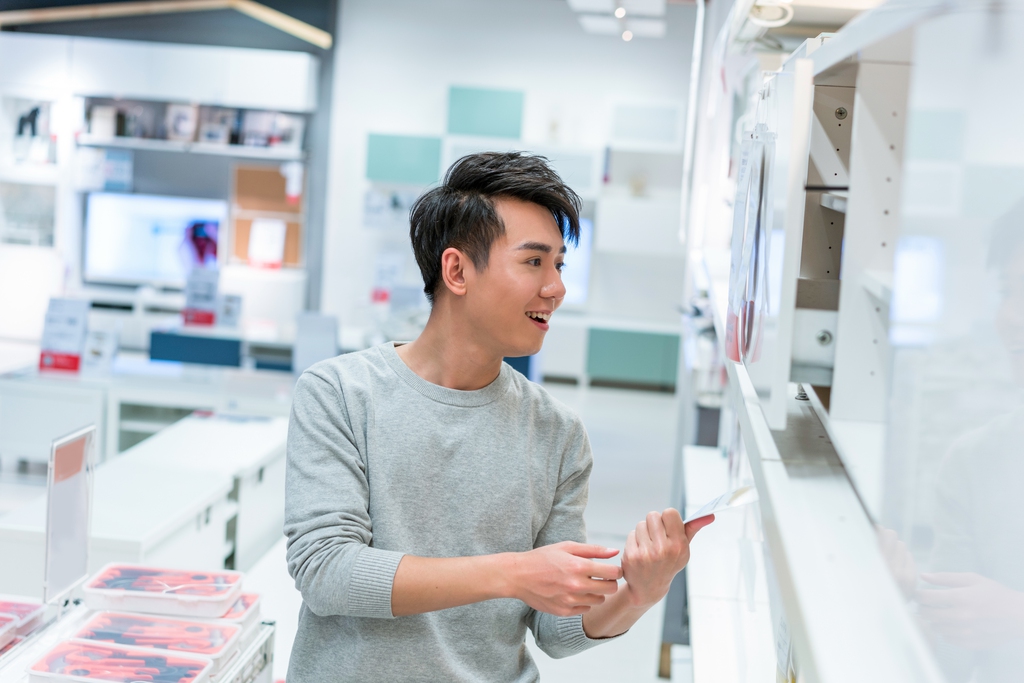 年轻男子挑选家具图片