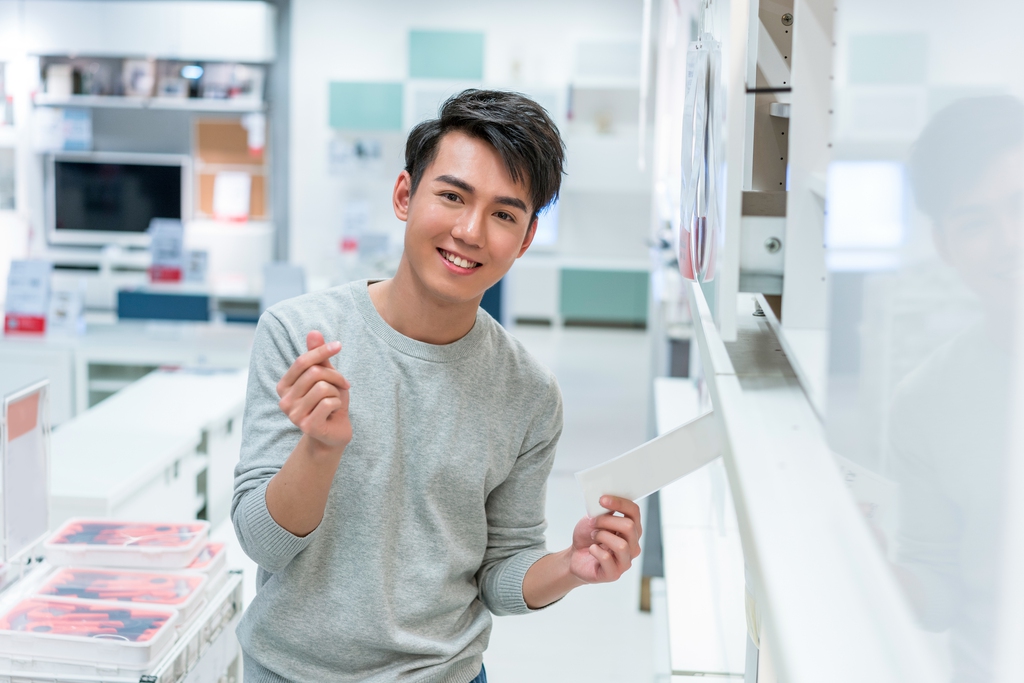 年轻男子挑选家具图片