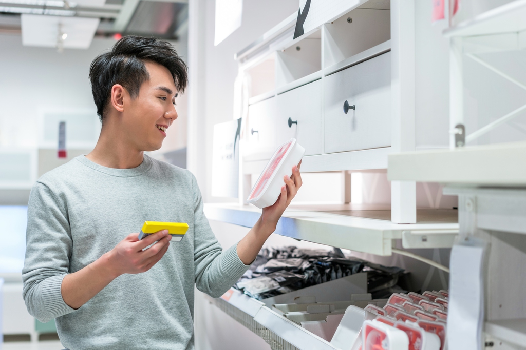 年轻男子挑选生活用品