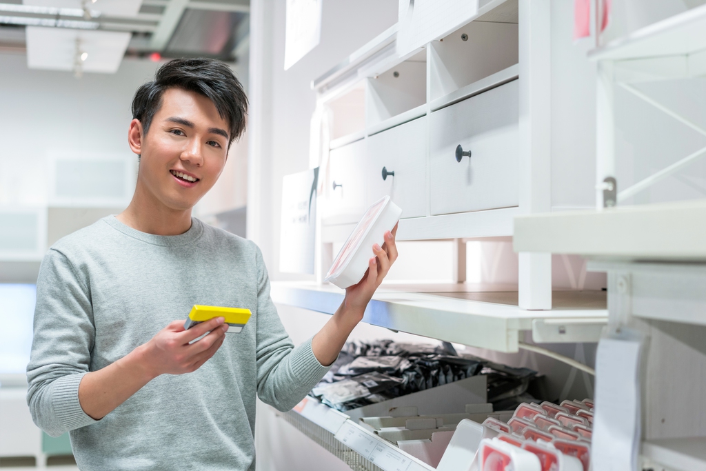 年轻男子挑选生活用品图片