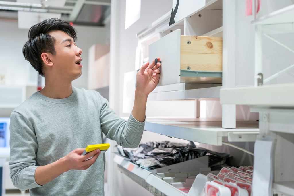 年轻男子挑选生活用品图片