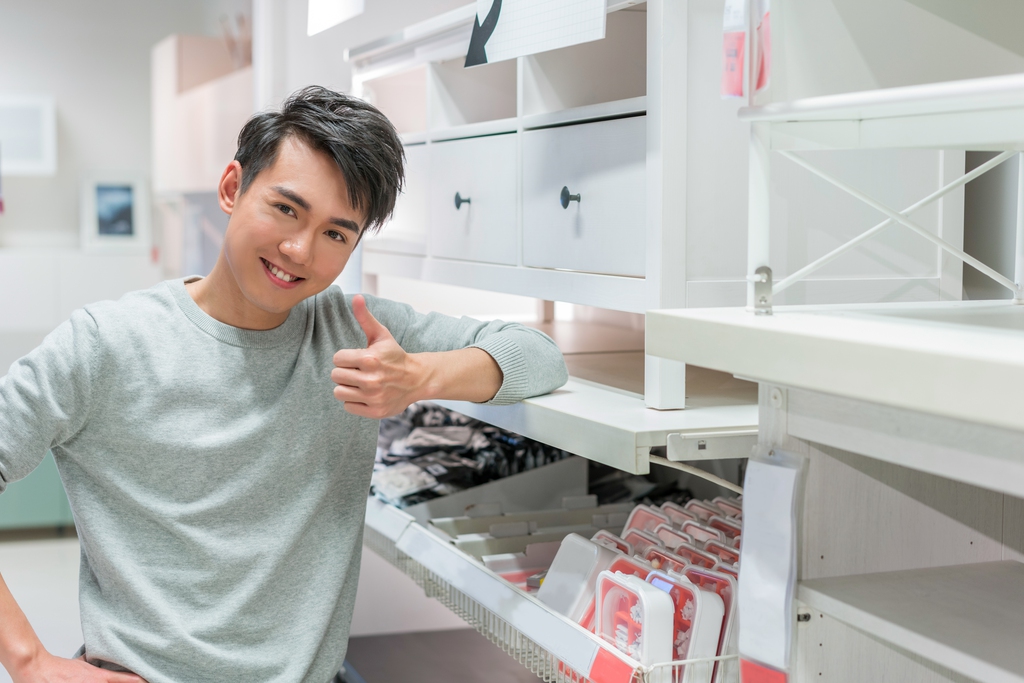 年轻男子挑选家居图片