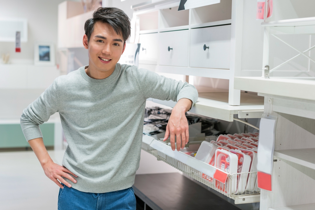 年轻男子挑选家居图片