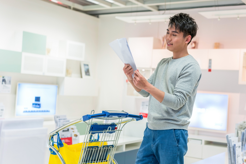 年轻男子挑选家居