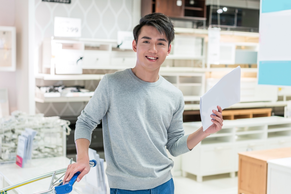 年轻男子挑选家居图片