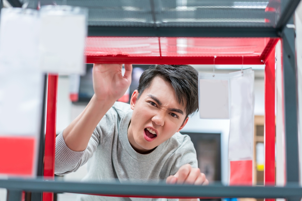 年轻男子选购生活用品图片