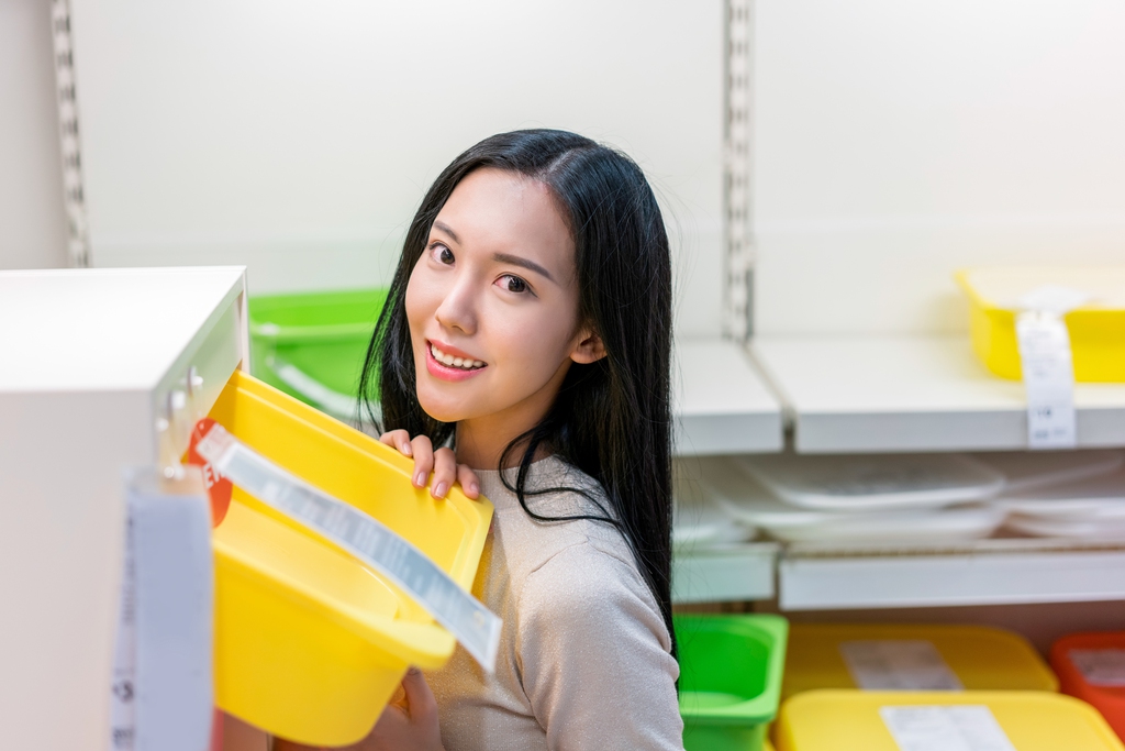 年轻女子选购生活用品图片