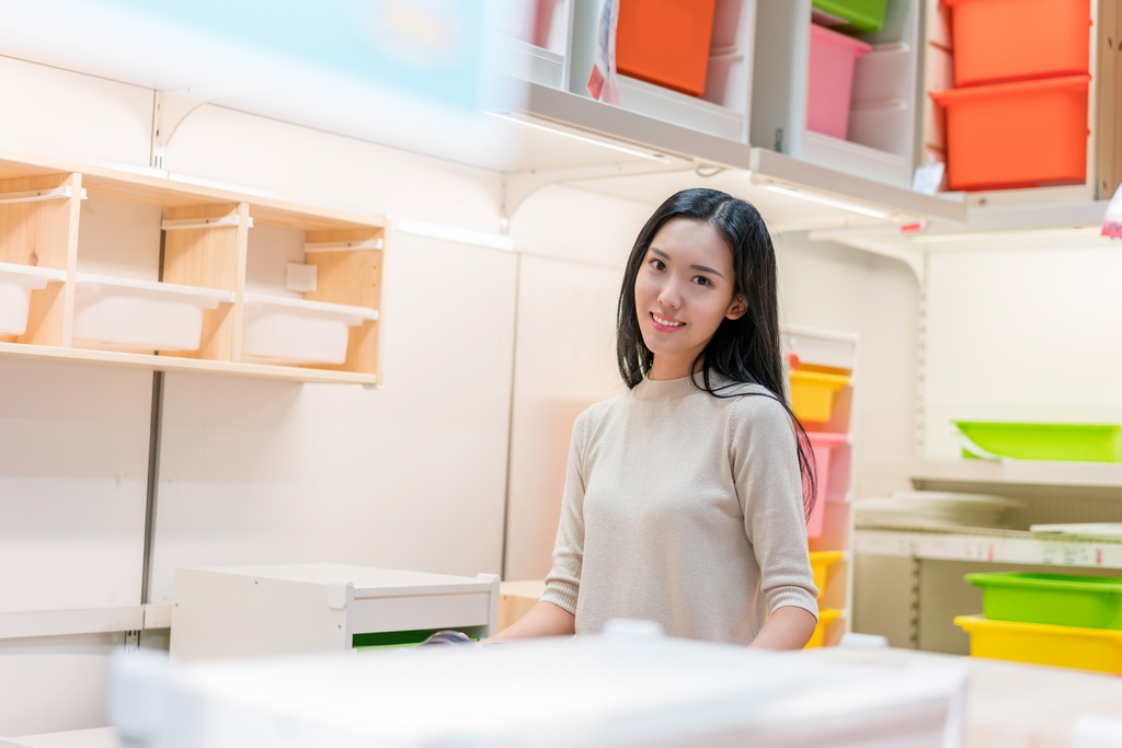 年轻女子选购生活用品图片