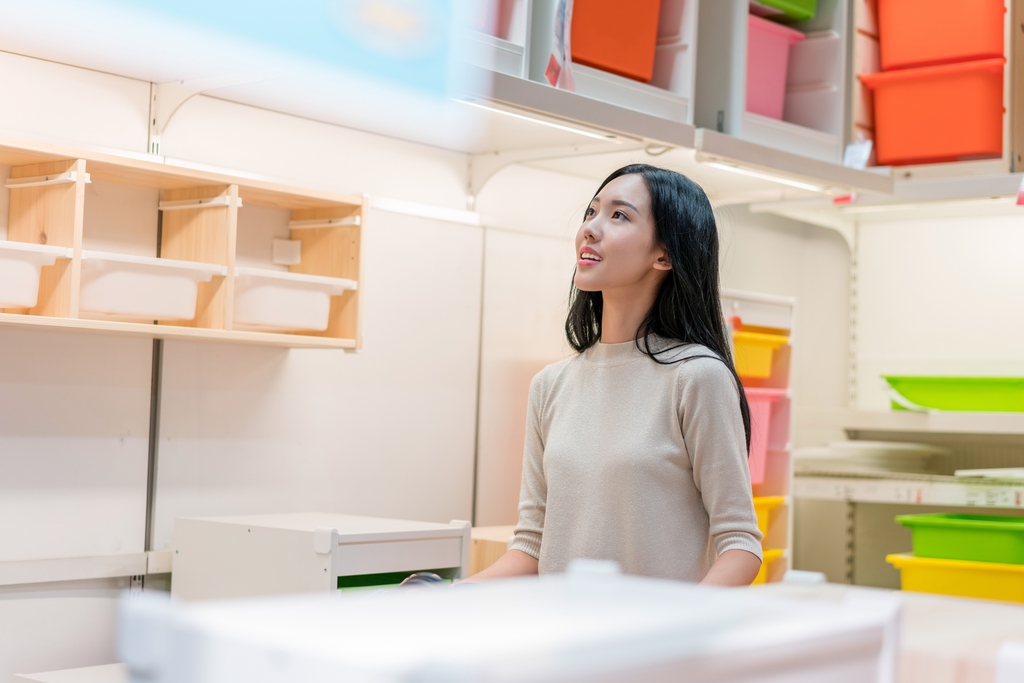 年轻女子选购生活用品