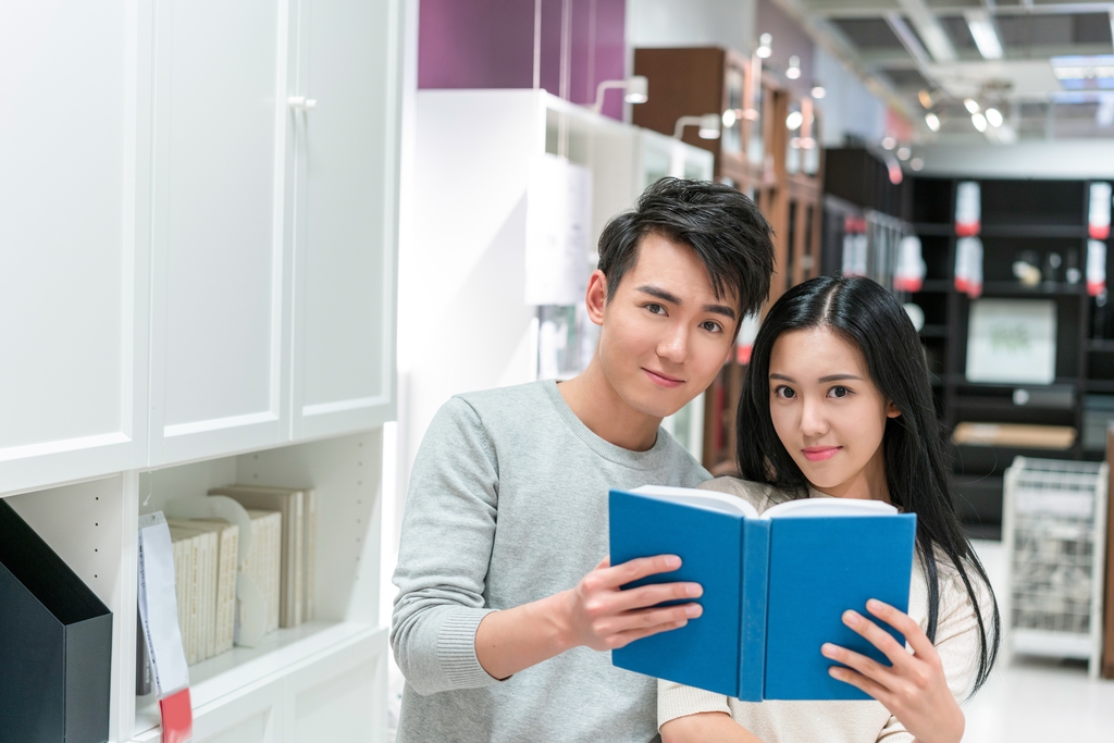 年轻情侣选购家具图片