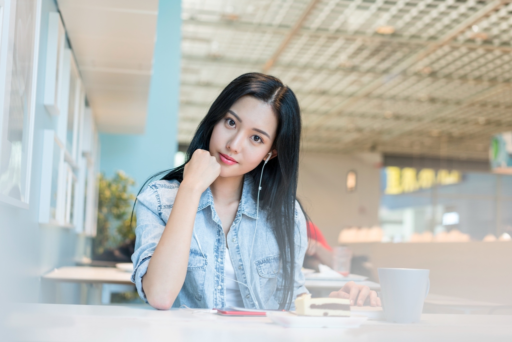 年轻女子享受休闲时光图片