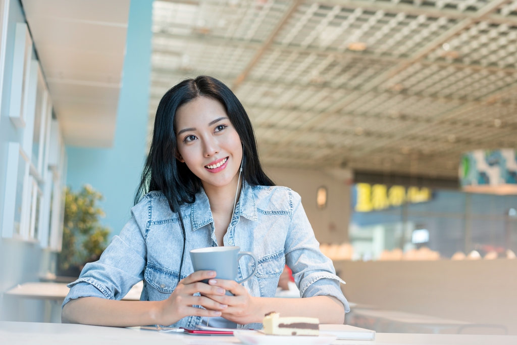 年轻女子享受休闲时光图片