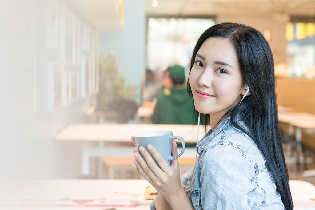 年轻女子享受休闲时光图片