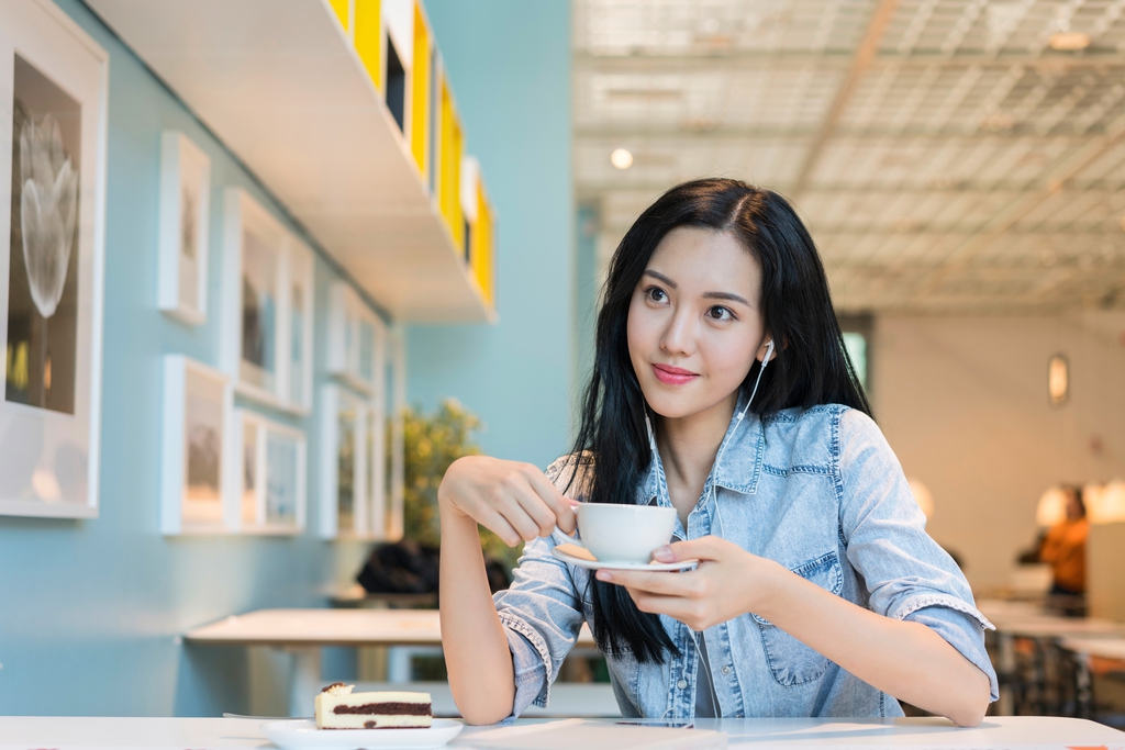 年轻女子享受休闲时光