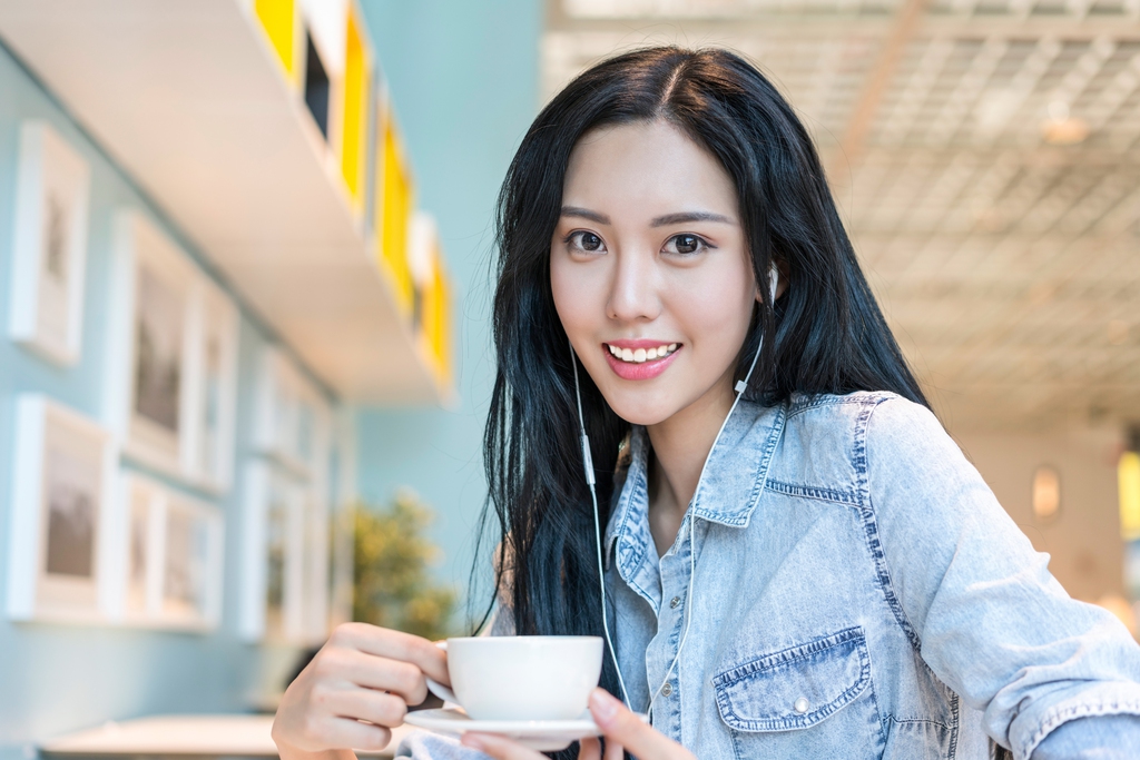 年轻女子享受休闲时光图片