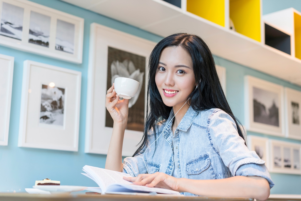 年轻女子享受休闲时光图片