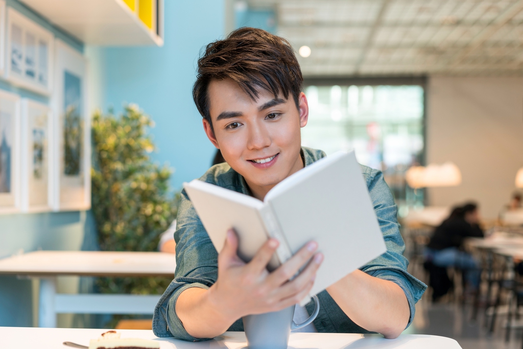 年轻男子享受休闲时光图片