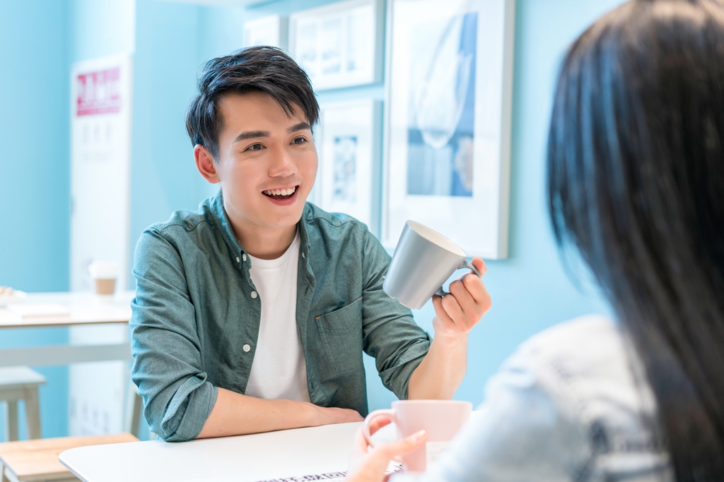 年轻男子享受休闲时光图片