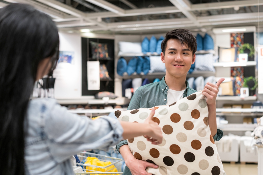 年轻情侣选购家居用品图片