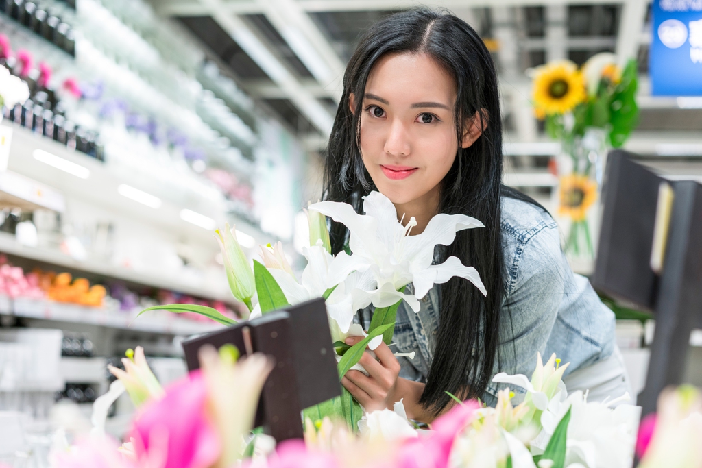 年轻女子选购装饰花