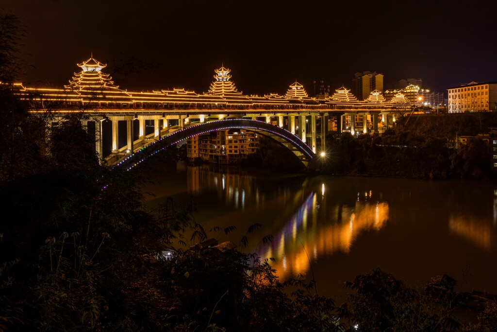 广西三江县风雨桥夜景图片