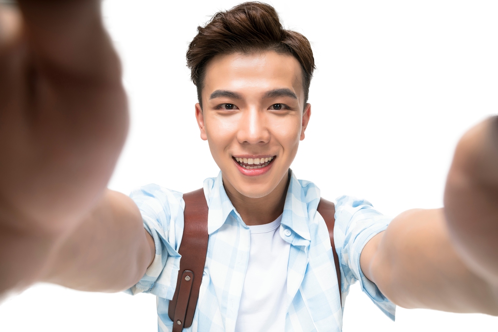 快乐的年轻男子图片