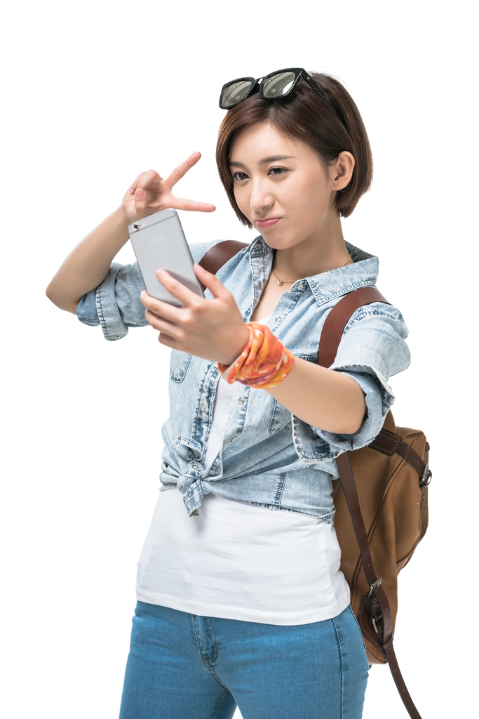 快乐的年轻女子徒步旅行中自拍图片