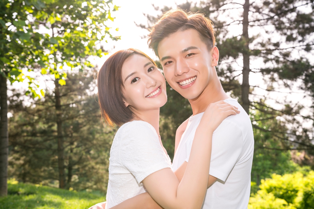 快乐的年轻情侣图片