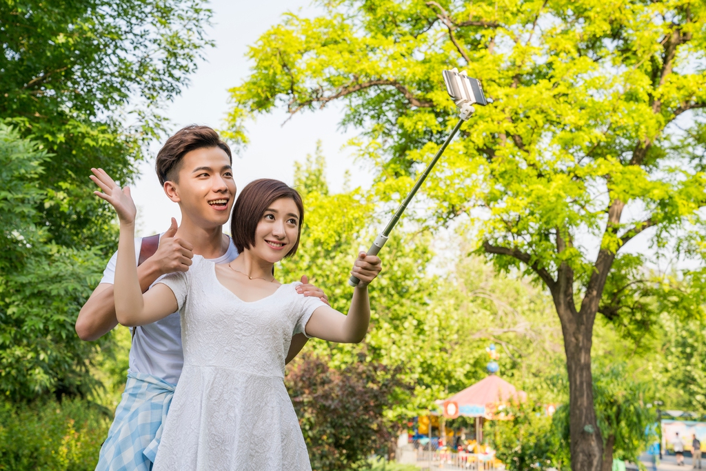 快乐的年轻情侣图片