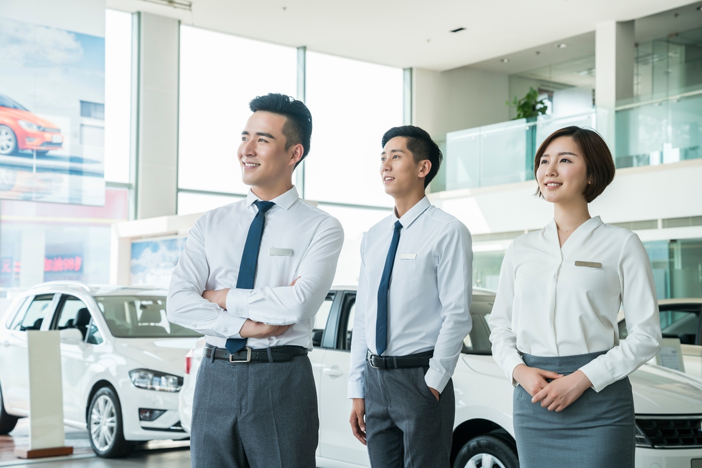 汽车4s店的年轻销售人员图片