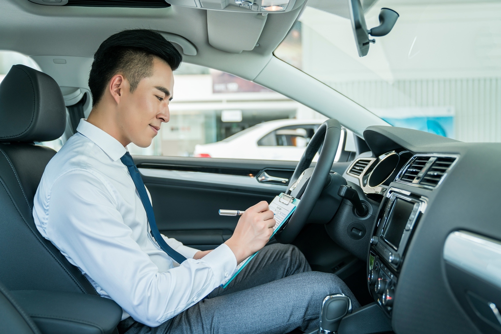 汽车4s店的年轻销售人员图片