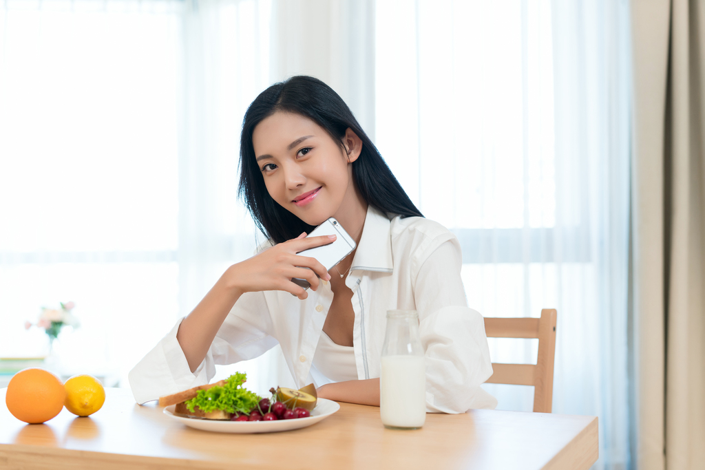 一个年轻女孩的健康生活图片