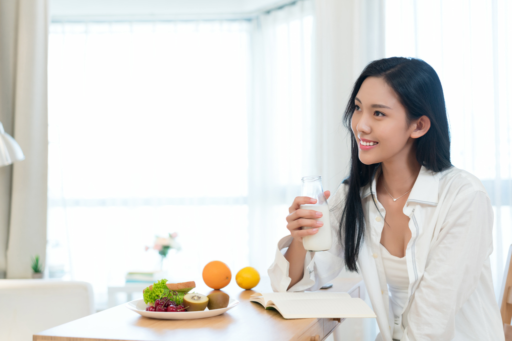 一个年轻女孩的健康生活图片