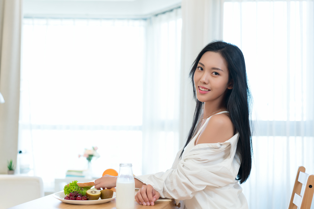 一个年轻女孩的健康生活图片