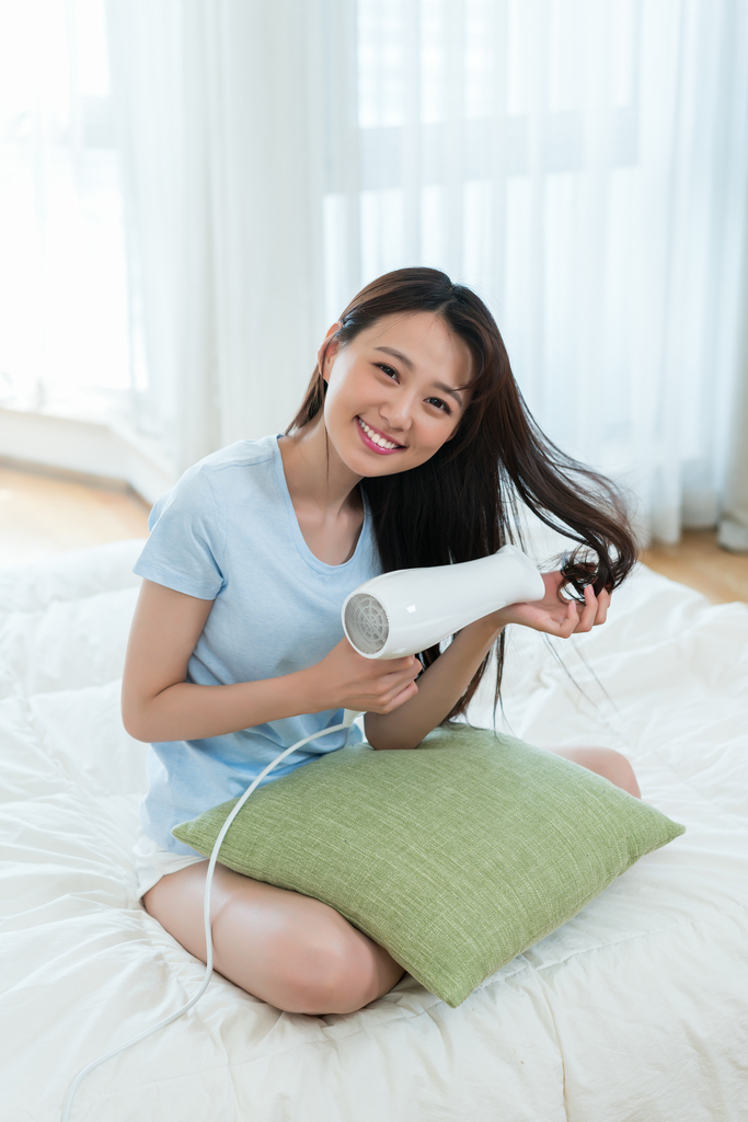 一个年轻女孩的休闲生活图片