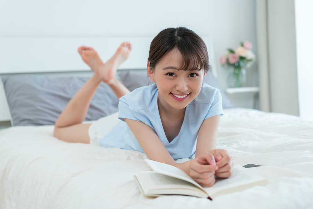 一个年轻女孩的休闲生活图片