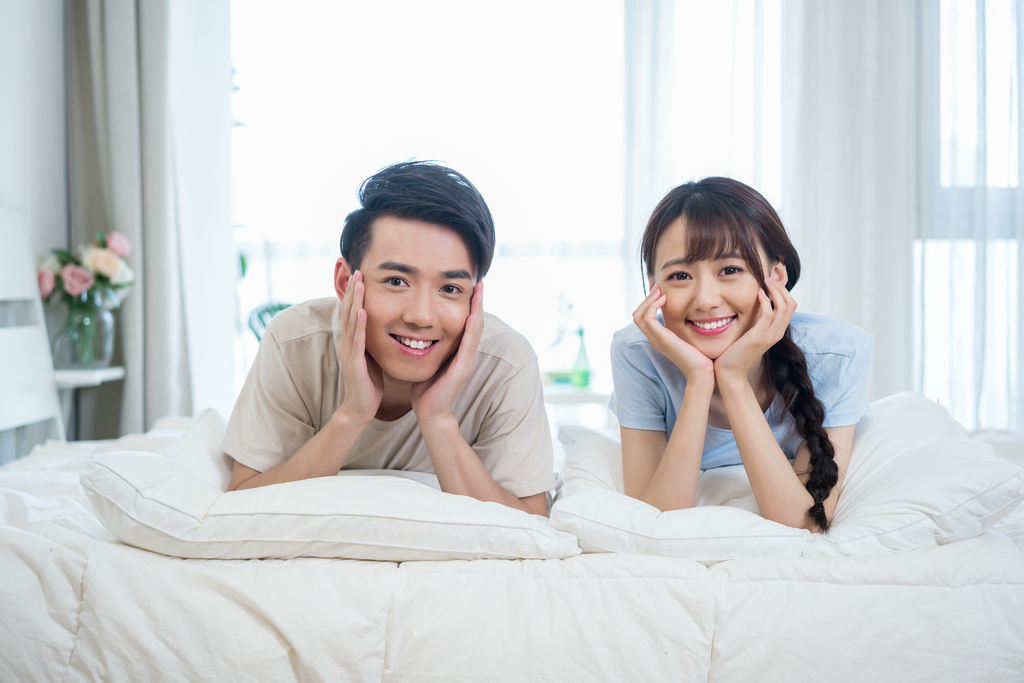一对年轻情侣的休闲生活