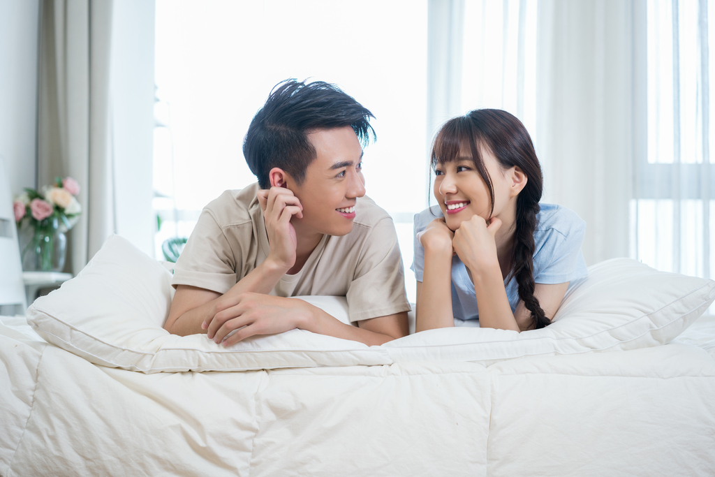 一对年轻情侣的休闲生活