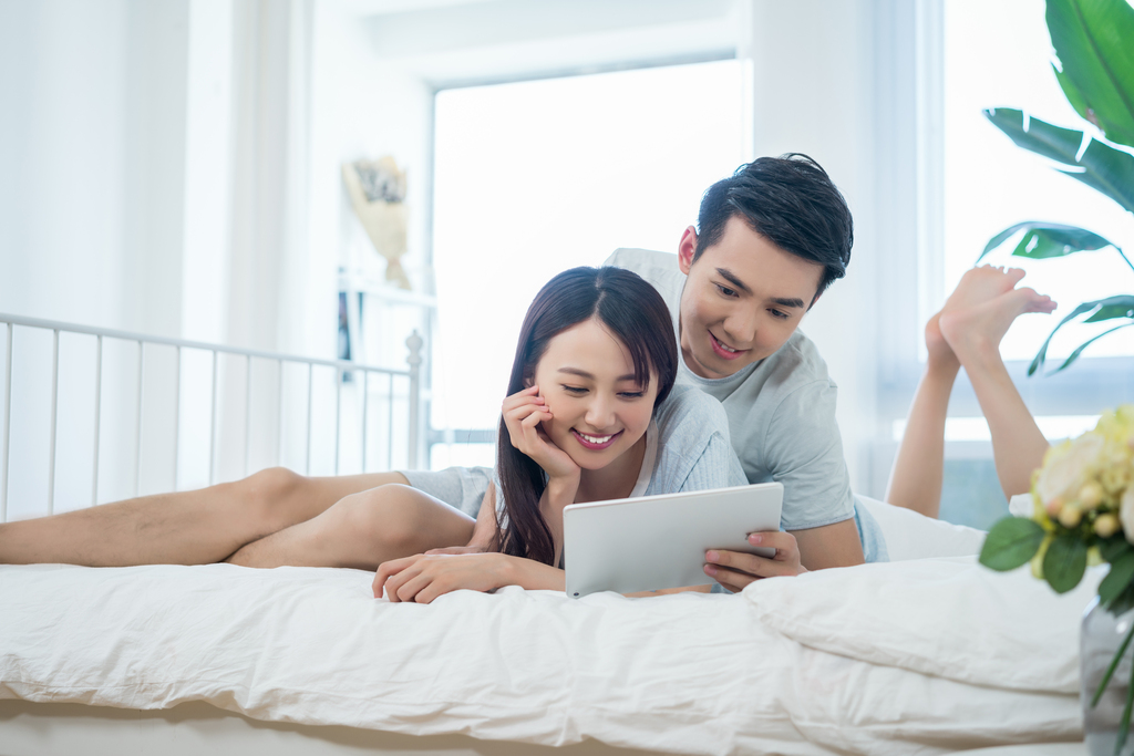 一对年轻情侣的休闲生活