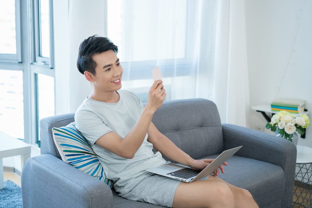 一个年轻男孩的休闲生活图片