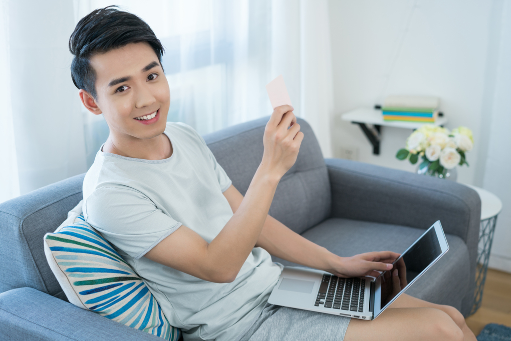 一个年轻男孩的休闲生活图片