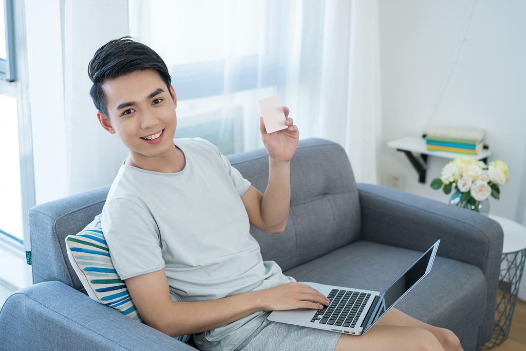 一个年轻男孩的休闲生活图片