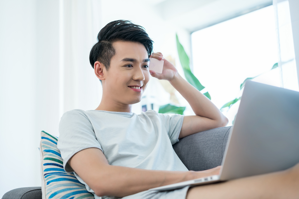 一个年轻男孩的休闲生活图片