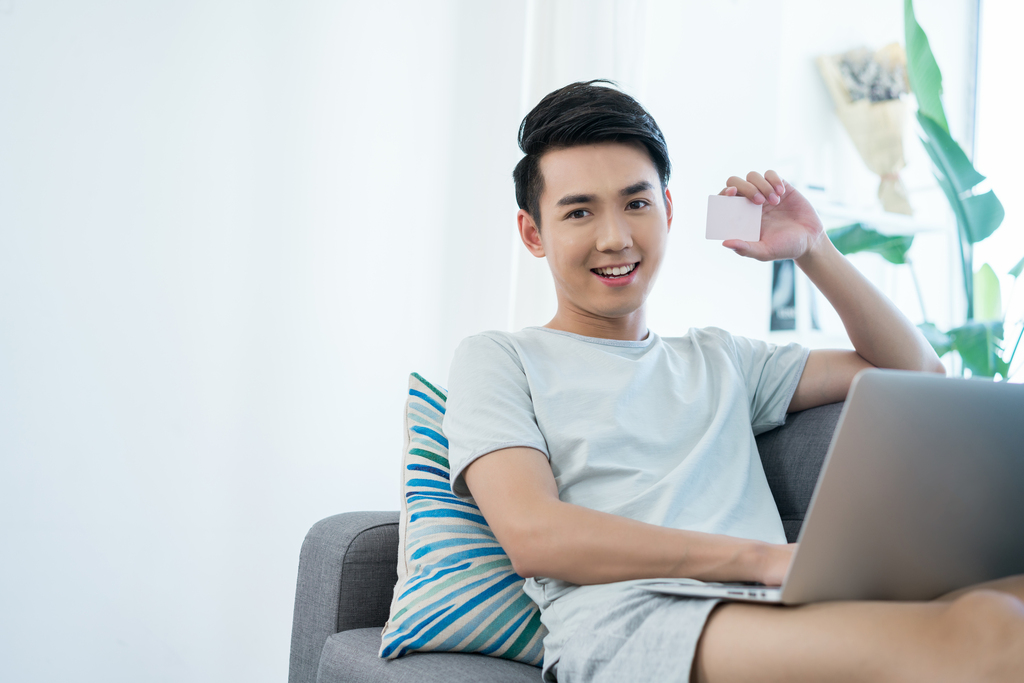 一个年轻男孩的休闲生活图片